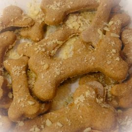 Zasneženi pasji piškoti – prikupen domač prigrizek za razvajanje kosmatincev!